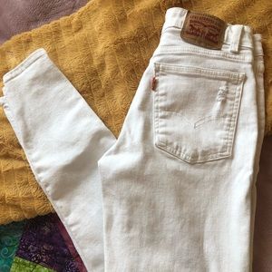 White Levi’s 26